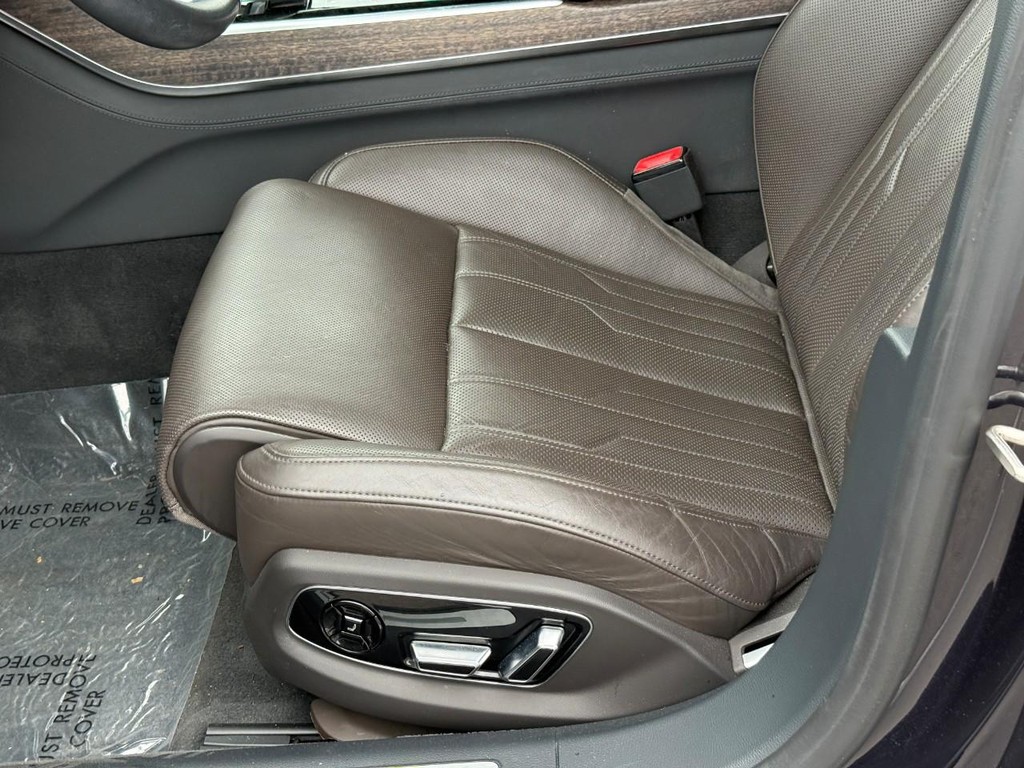 Audi A8 L Vehicle Full-screen Gallery Image 17