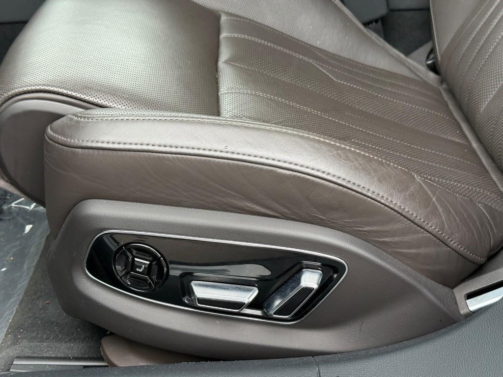 Audi A8 L Vehicle Full-screen Gallery Image 18