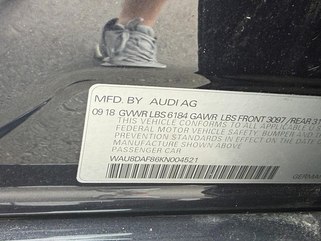 Audi A8 L Vehicle Full-screen Gallery Image 25