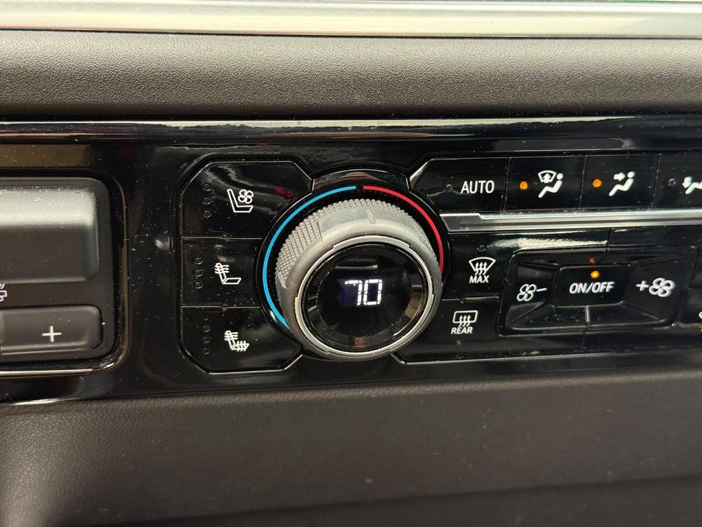 Chevrolet Silverado 1500 Vehicle Full-screen Gallery Image 22