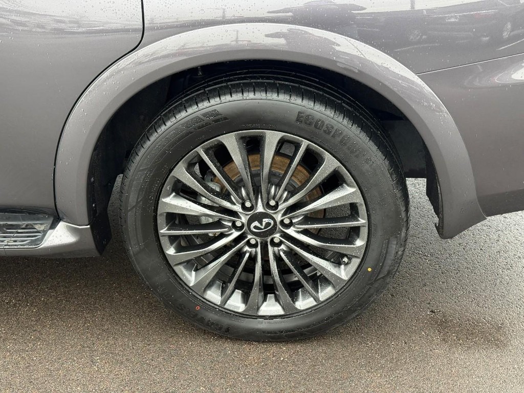 INFINITI QX80 Vehicle Full-screen Gallery Image 05