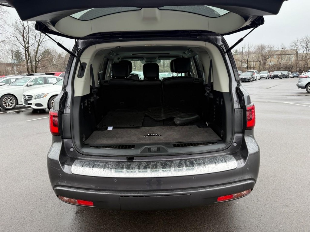 INFINITI QX80 Vehicle Full-screen Gallery Image 06