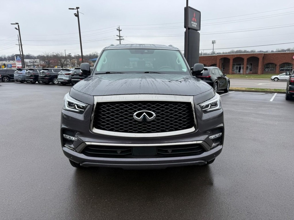 INFINITI QX80 Vehicle Full-screen Gallery Image 09