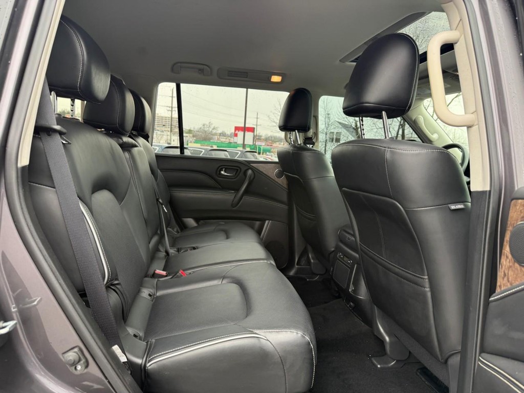 INFINITI QX80 Vehicle Full-screen Gallery Image 10