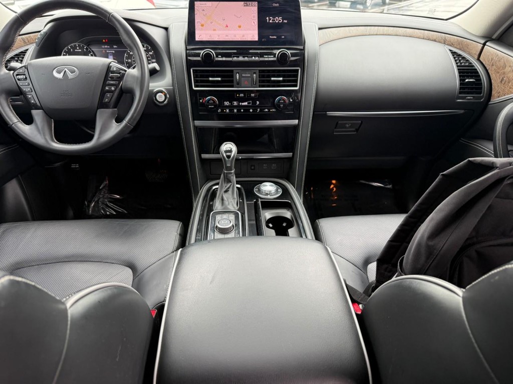 INFINITI QX80 Vehicle Full-screen Gallery Image 11