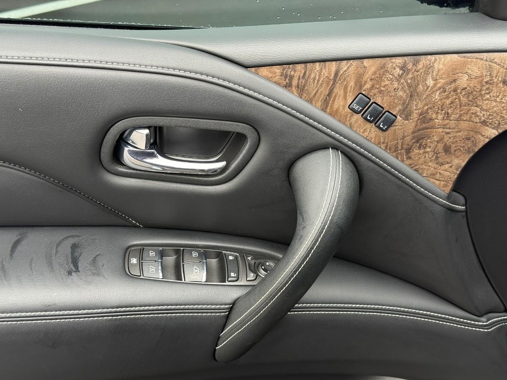 INFINITI QX80 Vehicle Full-screen Gallery Image 16