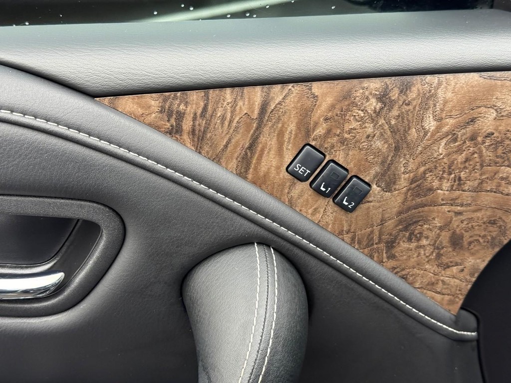 INFINITI QX80 Vehicle Full-screen Gallery Image 17