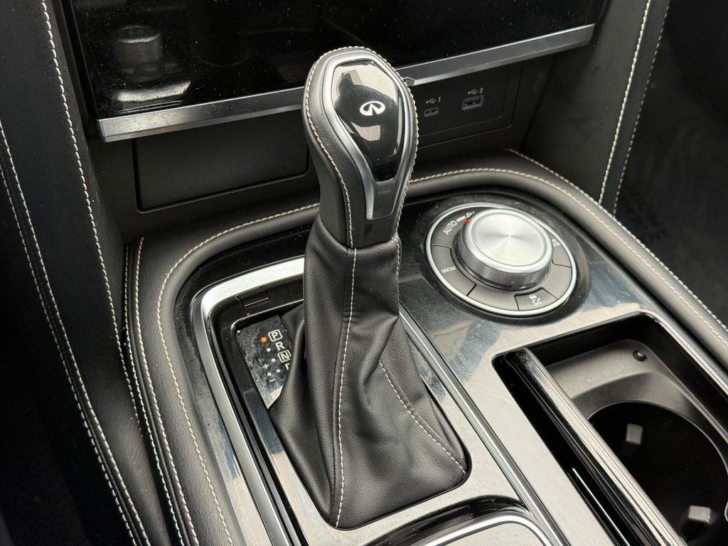 INFINITI QX80 Vehicle Full-screen Gallery Image 23