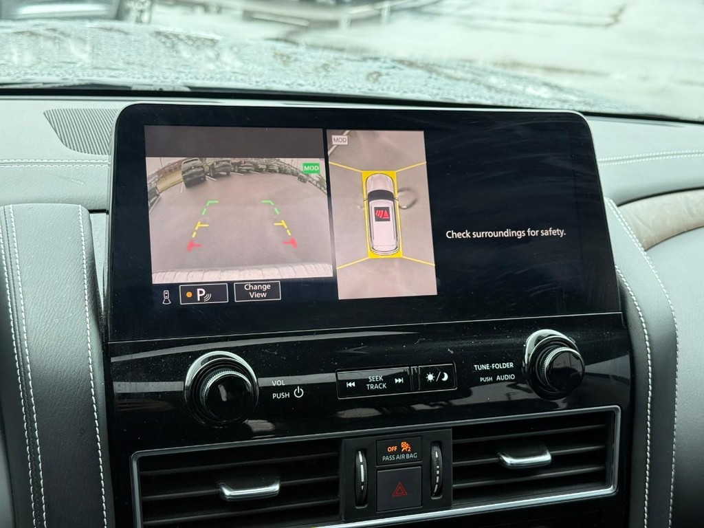 INFINITI QX80 Vehicle Full-screen Gallery Image 24