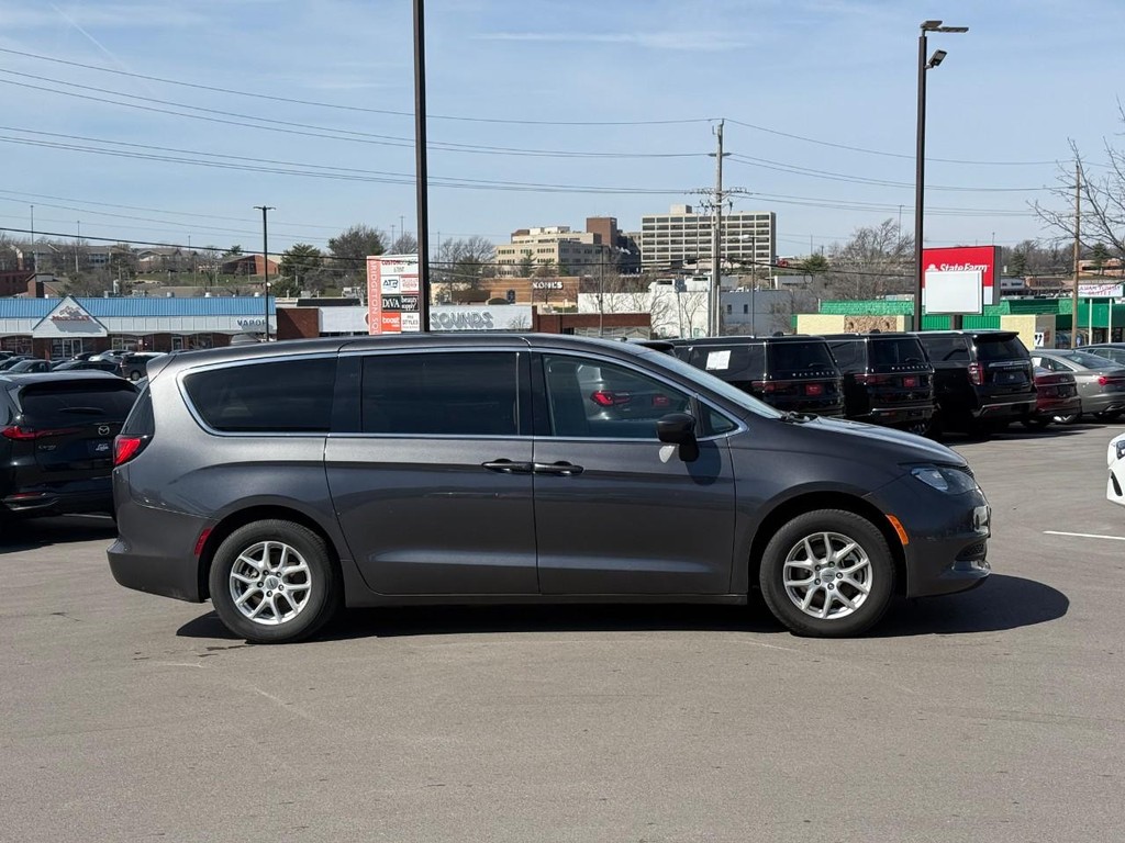 Chrysler Voyager Vehicle Full-screen Gallery Image 02