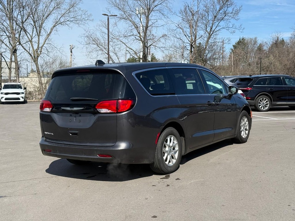 Chrysler Voyager Vehicle Full-screen Gallery Image 03