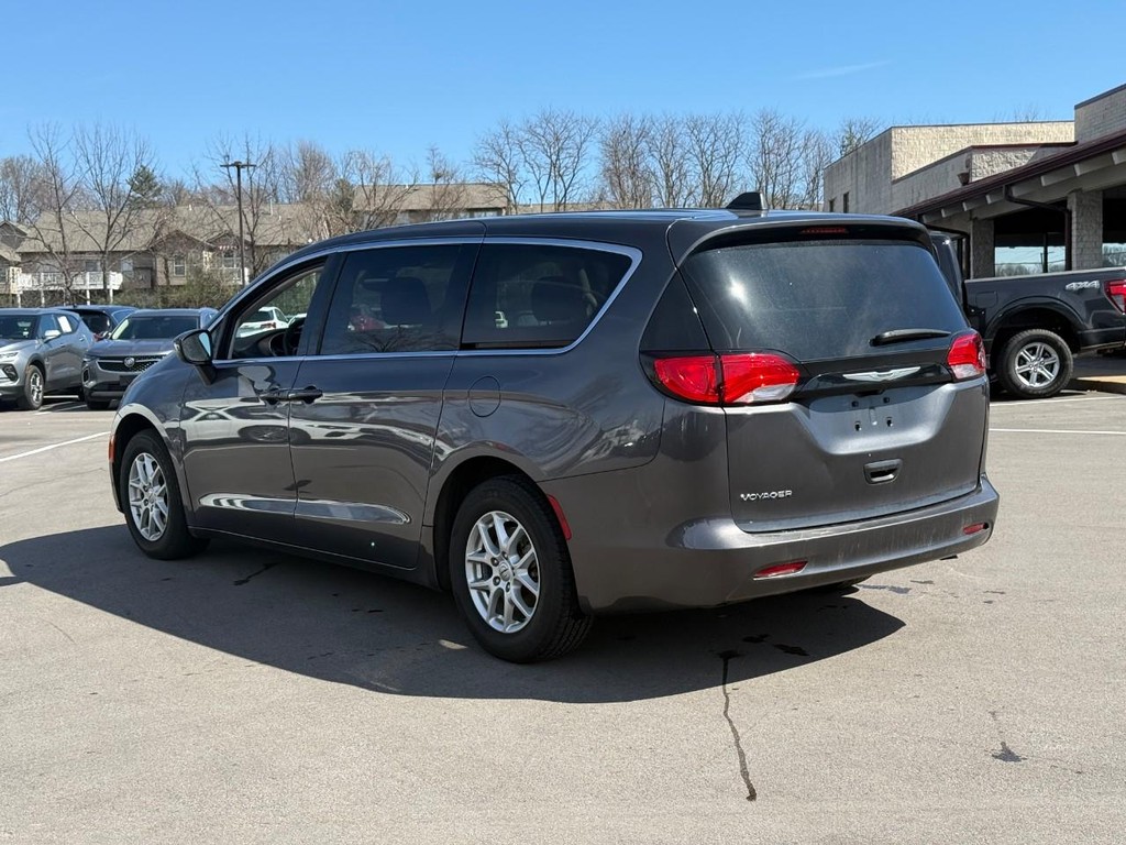 Chrysler Voyager Vehicle Full-screen Gallery Image 04