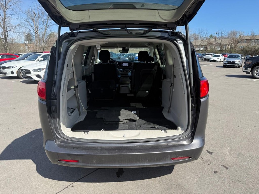 Chrysler Voyager Vehicle Full-screen Gallery Image 06