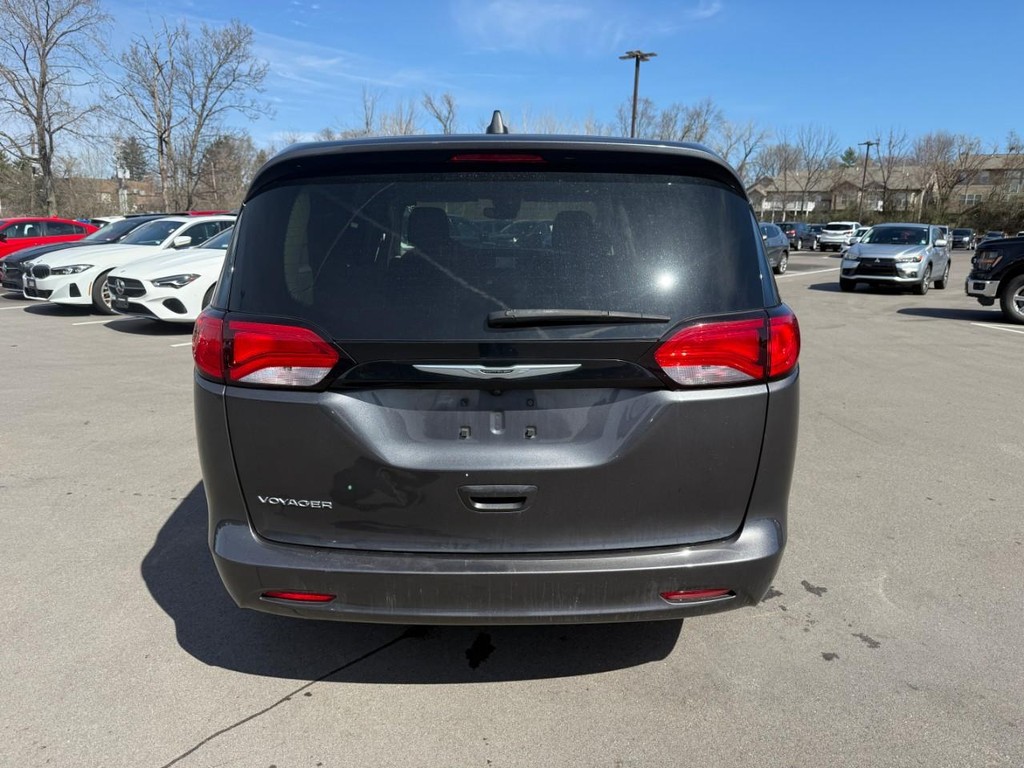 Chrysler Voyager Vehicle Full-screen Gallery Image 07