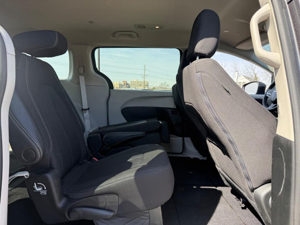 Chrysler Voyager Vehicle Full-screen Gallery Image 10