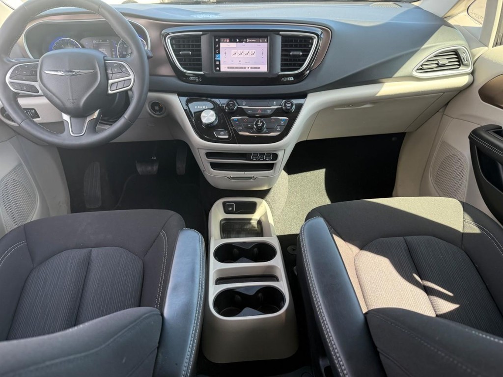 Chrysler Voyager Vehicle Full-screen Gallery Image 11