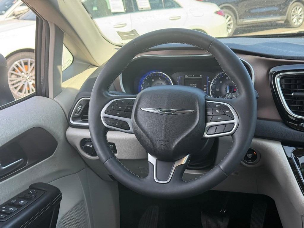Chrysler Voyager Vehicle Full-screen Gallery Image 12