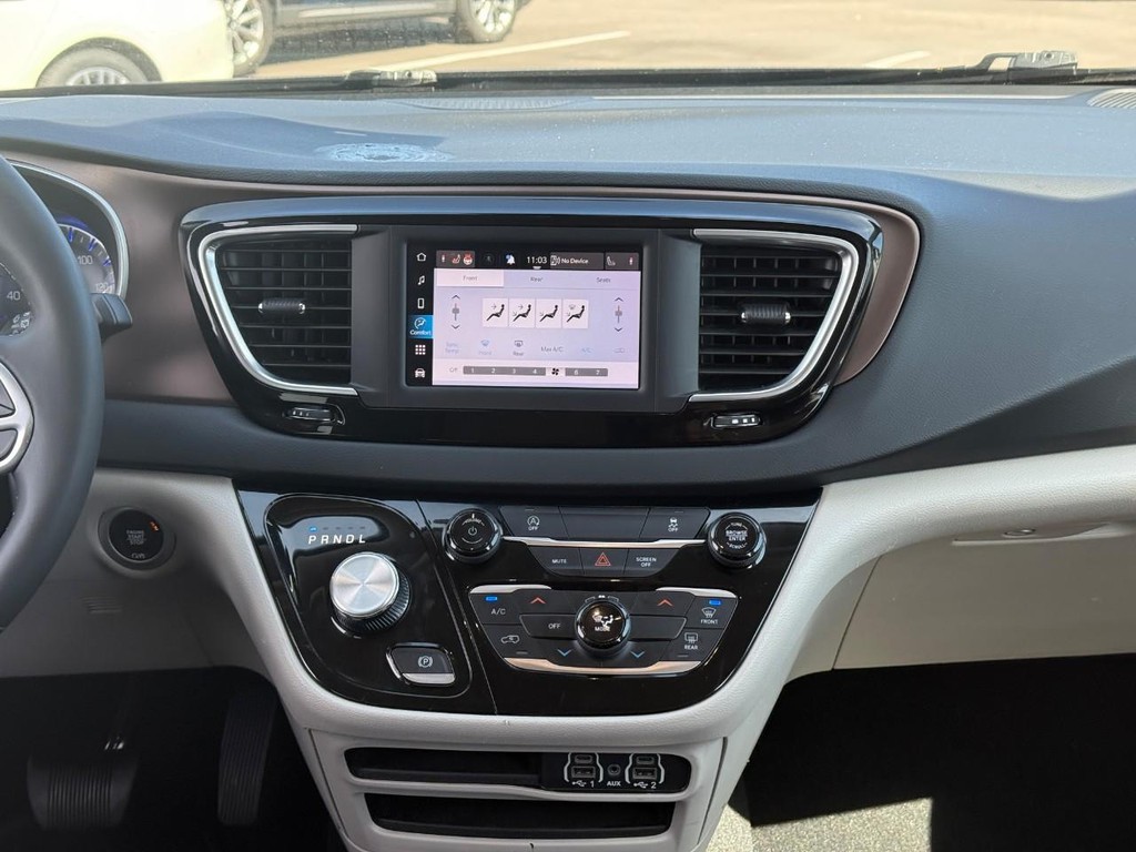 Chrysler Voyager Vehicle Full-screen Gallery Image 13