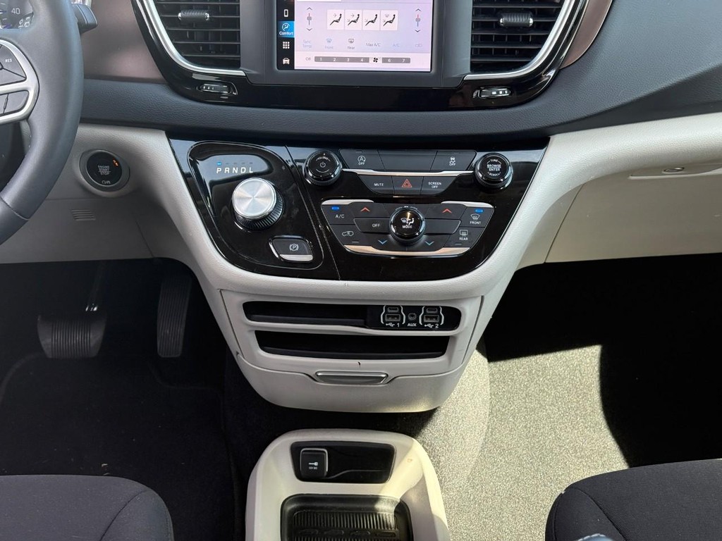 Chrysler Voyager Vehicle Full-screen Gallery Image 14