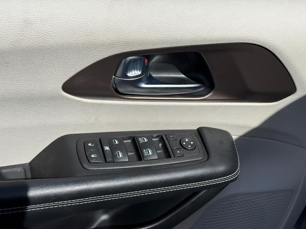 Chrysler Voyager Vehicle Full-screen Gallery Image 15