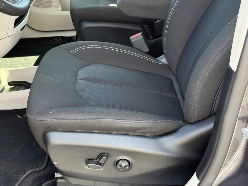 Chrysler Voyager Vehicle Full-screen Gallery Image 16