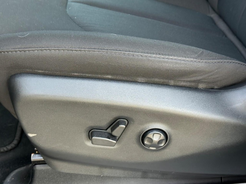 Chrysler Voyager Vehicle Full-screen Gallery Image 17