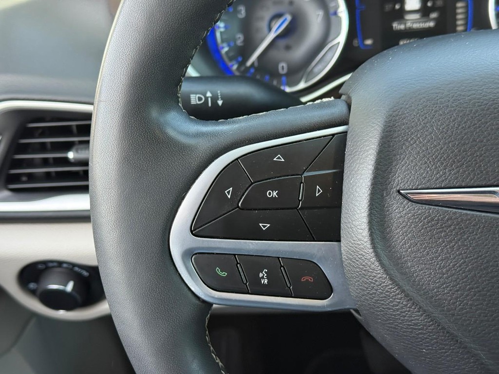 Chrysler Voyager Vehicle Full-screen Gallery Image 18