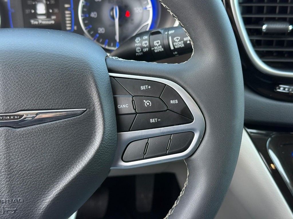 Chrysler Voyager Vehicle Full-screen Gallery Image 19