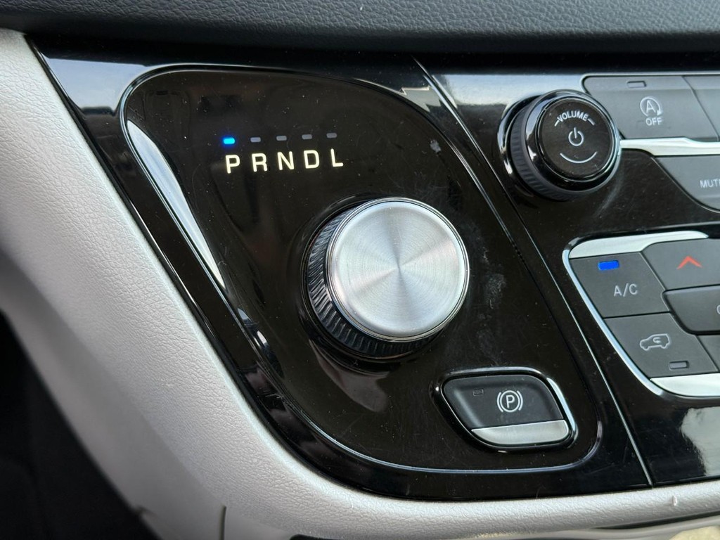 Chrysler Voyager Vehicle Full-screen Gallery Image 21