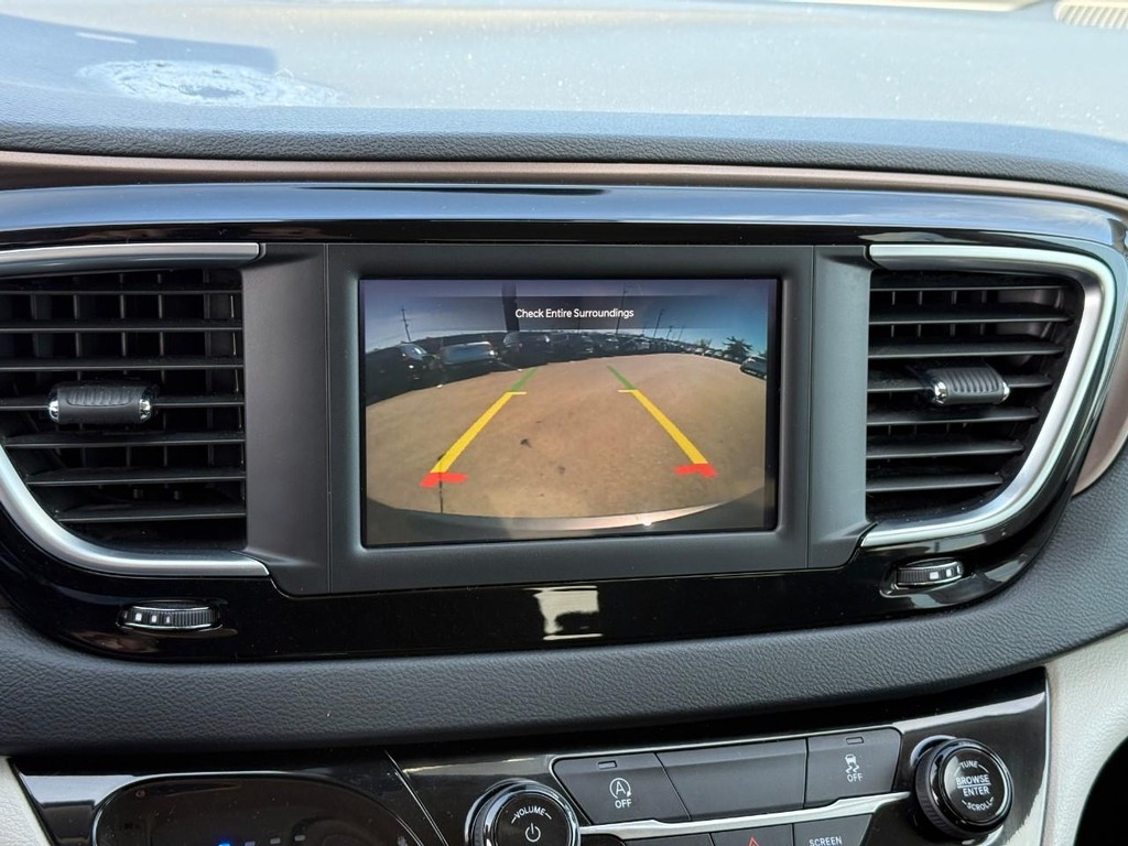 Chrysler Voyager Vehicle Full-screen Gallery Image 22