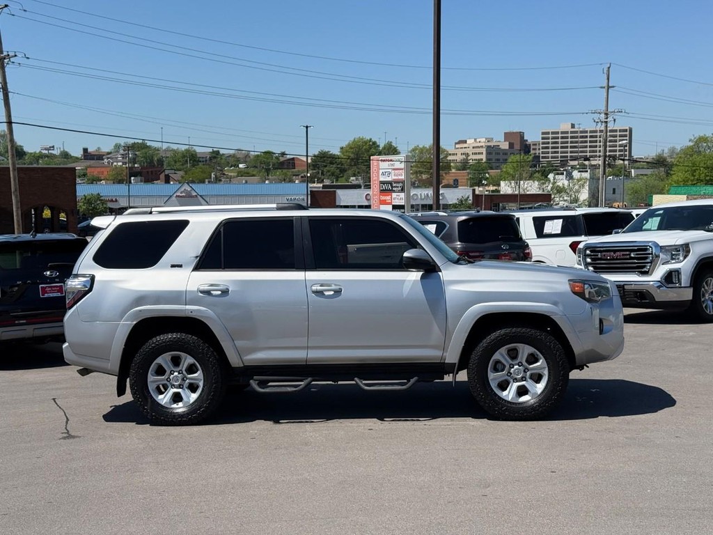 Toyota 4Runner Vehicle Full-screen Gallery Image 02