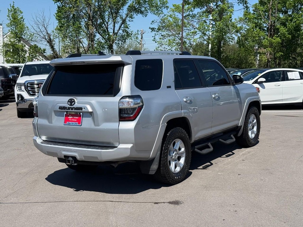 Toyota 4Runner Vehicle Full-screen Gallery Image 03