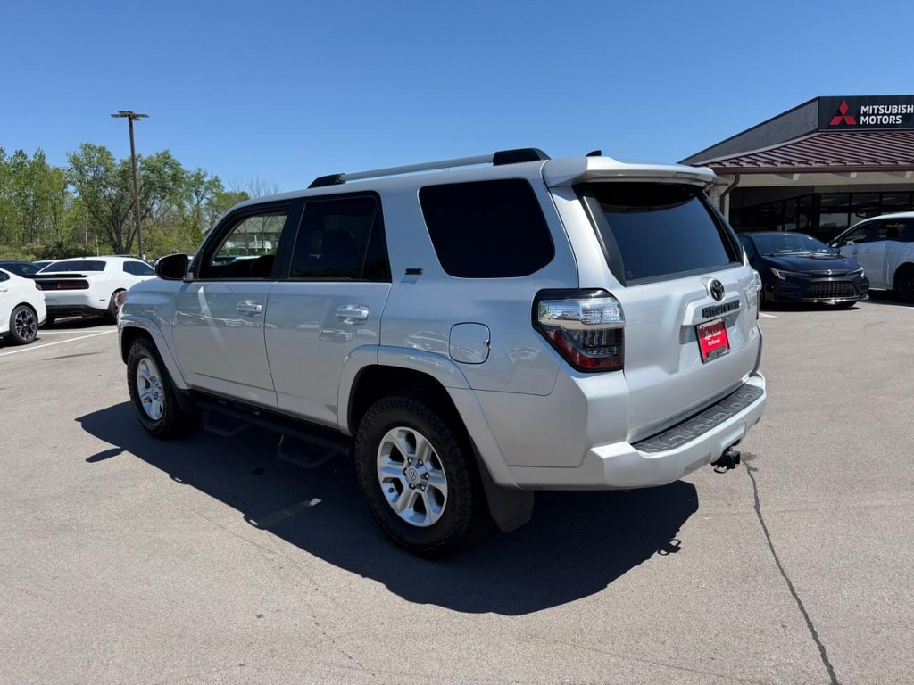 Toyota 4Runner Vehicle Full-screen Gallery Image 04