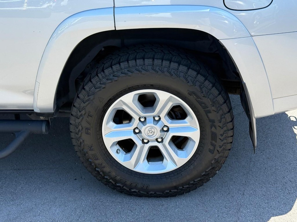 Toyota 4Runner Vehicle Full-screen Gallery Image 05