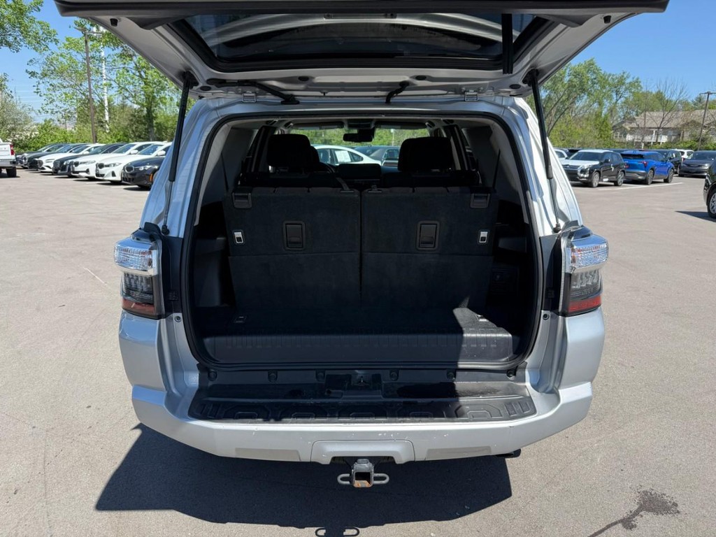 Toyota 4Runner Vehicle Full-screen Gallery Image 06