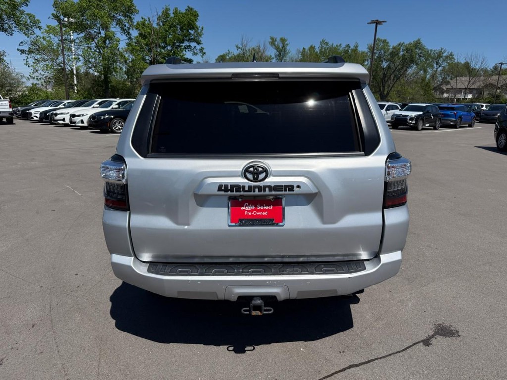 Toyota 4Runner Vehicle Full-screen Gallery Image 07
