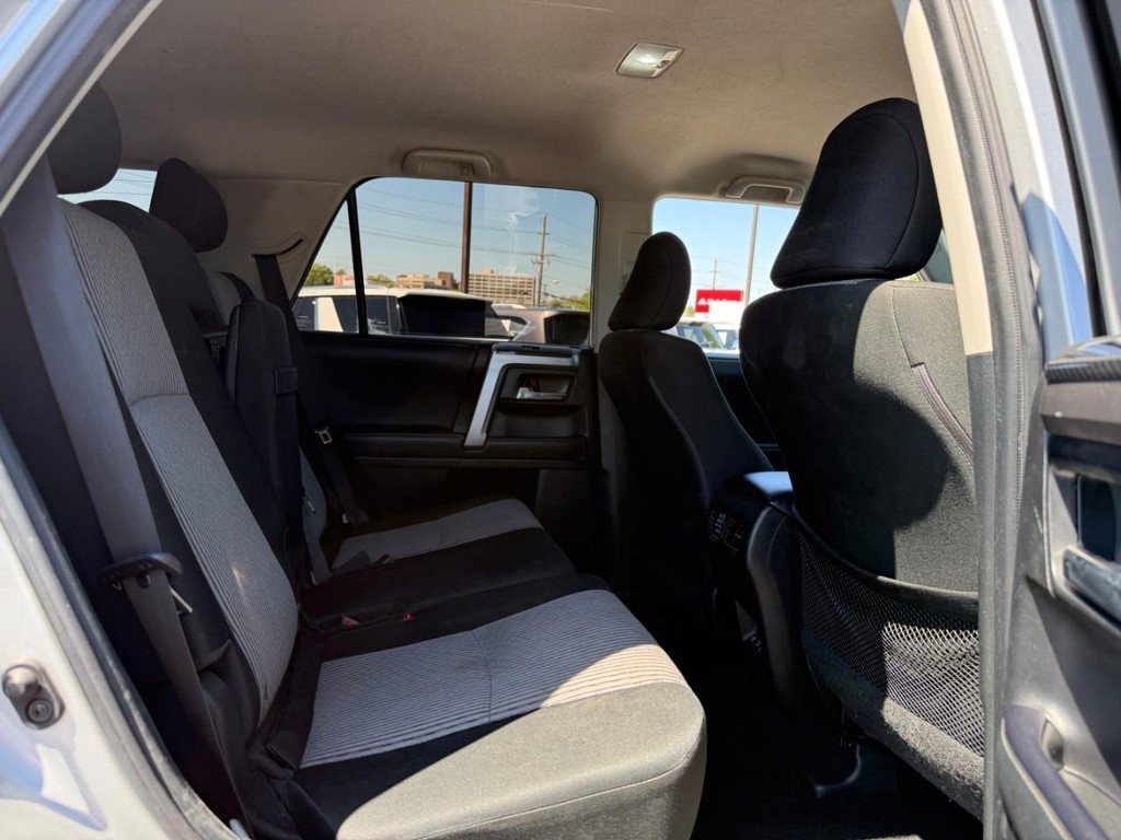 Toyota 4Runner Vehicle Full-screen Gallery Image 10