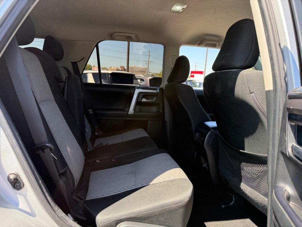 Toyota 4Runner Vehicle Full-screen Gallery Image 11