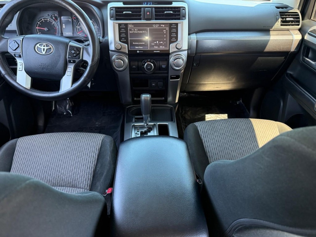 Toyota 4Runner Vehicle Full-screen Gallery Image 12