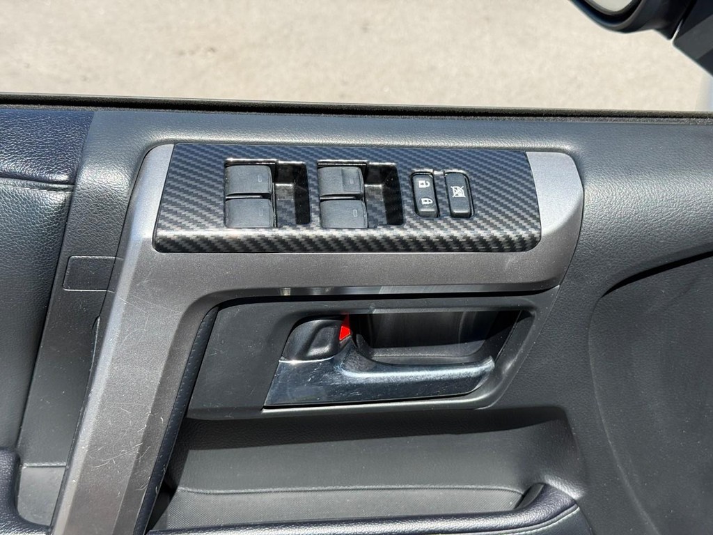 Toyota 4Runner Vehicle Full-screen Gallery Image 16
