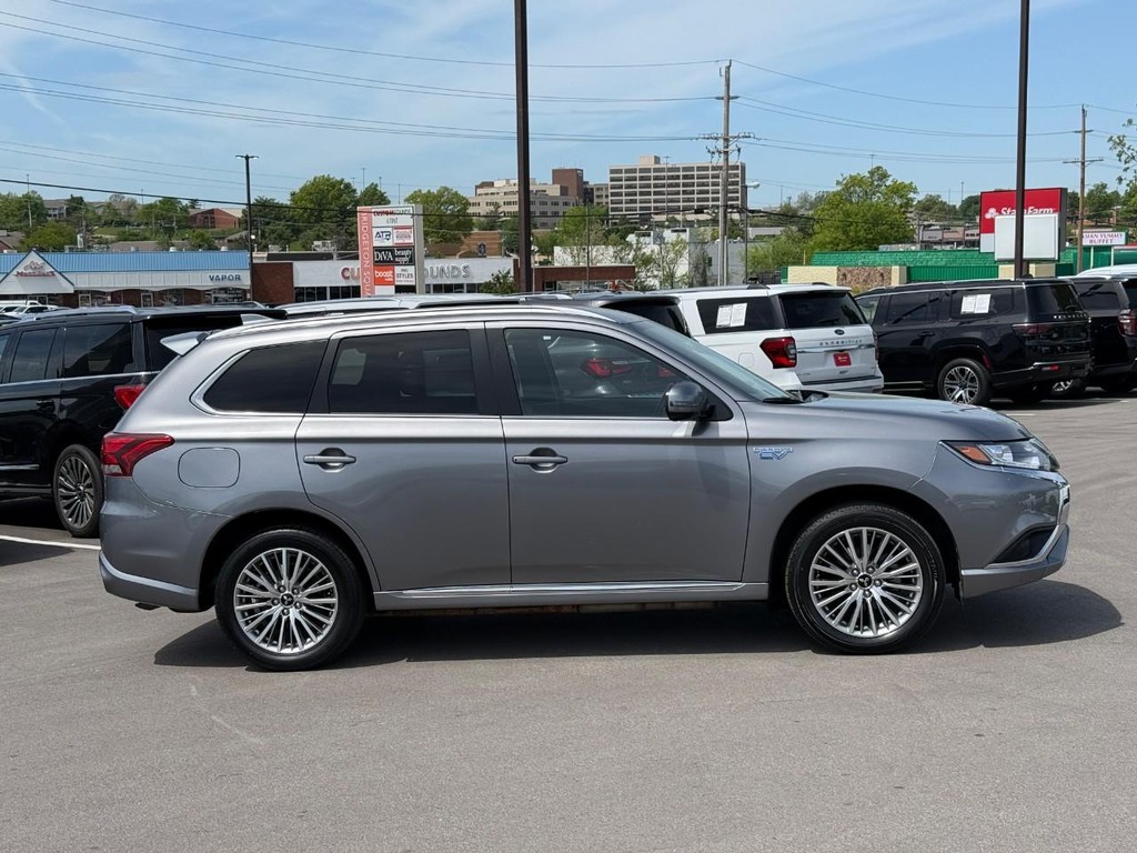 Mitsubishi Outlander PHEV Vehicle Full-screen Gallery Image 02