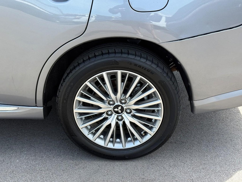 Mitsubishi Outlander PHEV Vehicle Full-screen Gallery Image 05