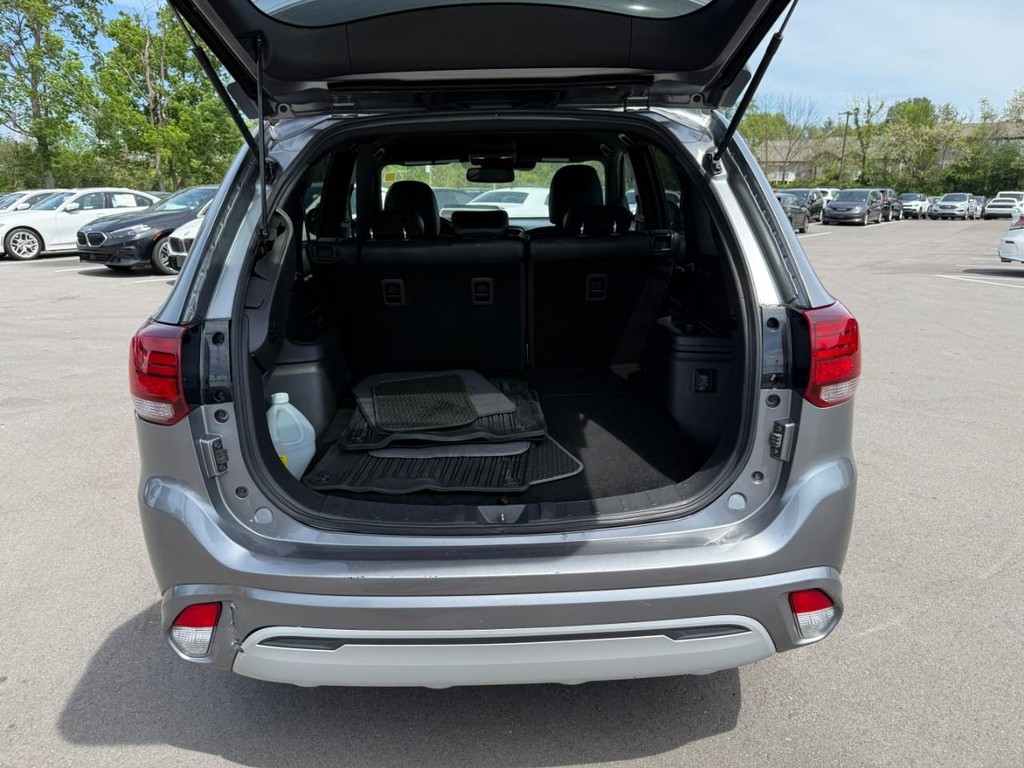 Mitsubishi Outlander PHEV Vehicle Full-screen Gallery Image 06