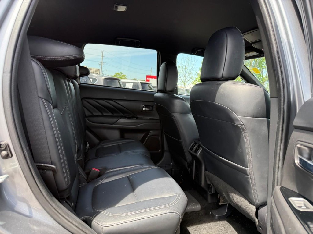 Mitsubishi Outlander PHEV Vehicle Full-screen Gallery Image 10