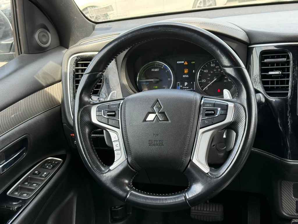 Mitsubishi Outlander PHEV Vehicle Full-screen Gallery Image 12