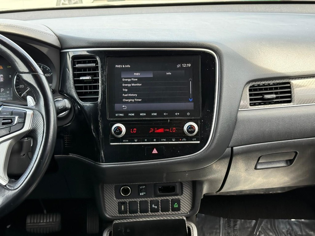 Mitsubishi Outlander PHEV Vehicle Full-screen Gallery Image 13