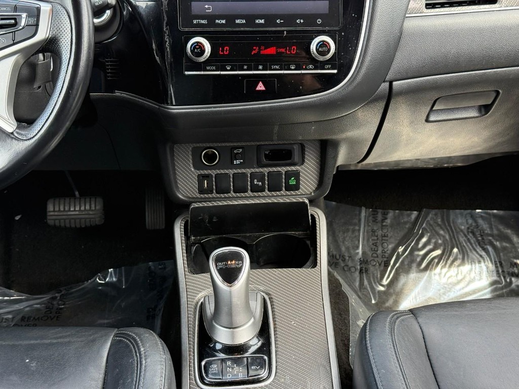 Mitsubishi Outlander PHEV Vehicle Full-screen Gallery Image 14