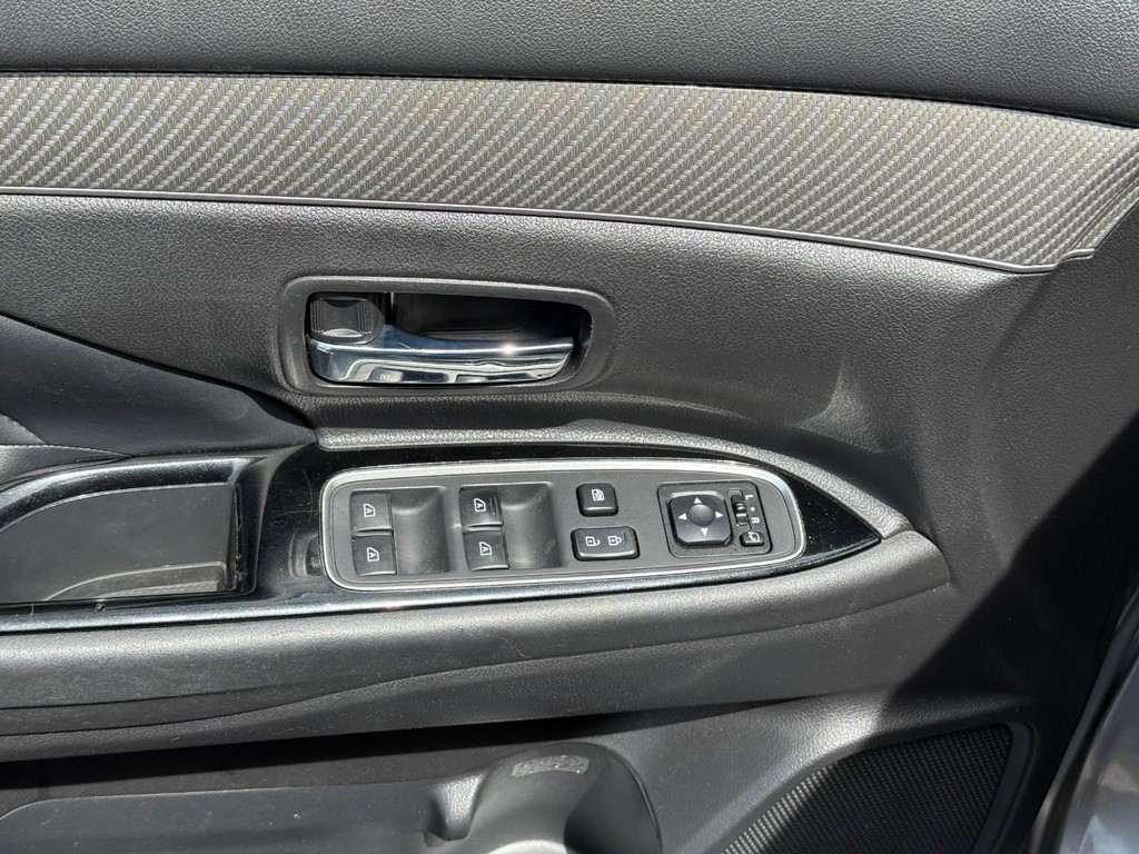 Mitsubishi Outlander PHEV Vehicle Full-screen Gallery Image 15