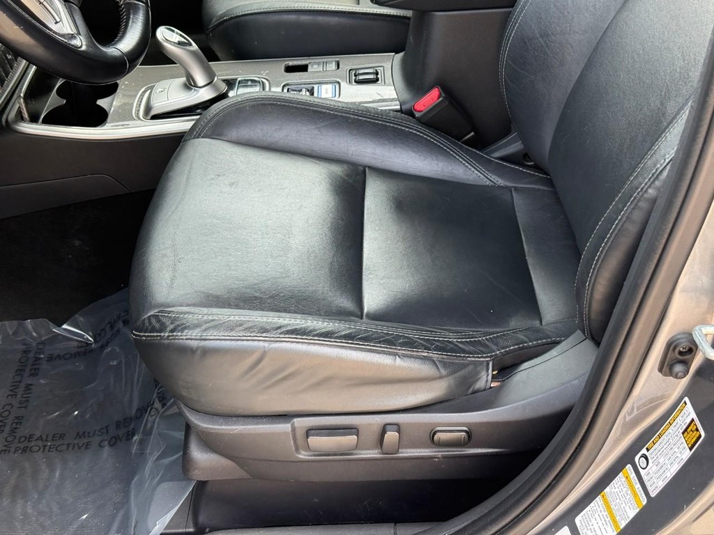 Mitsubishi Outlander PHEV Vehicle Full-screen Gallery Image 16