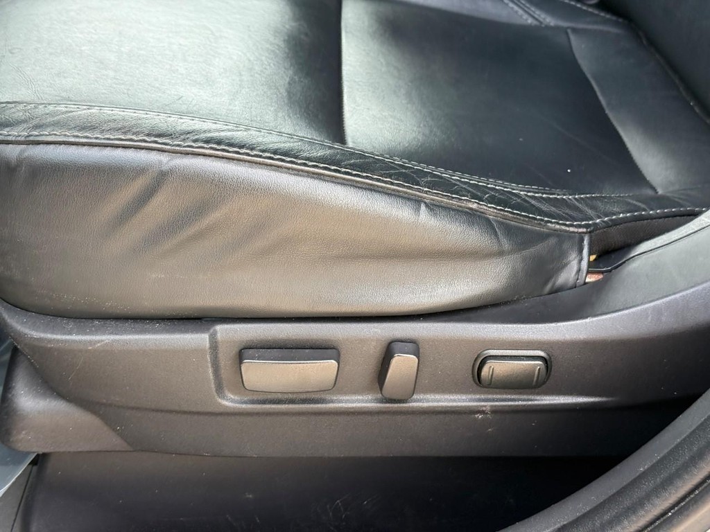 Mitsubishi Outlander PHEV Vehicle Full-screen Gallery Image 17